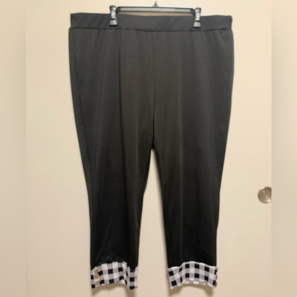 🎃FINAL SALE🎃NWOT! Women’s Plus Size 2X Yoga Type Capris w/Plaid Hems